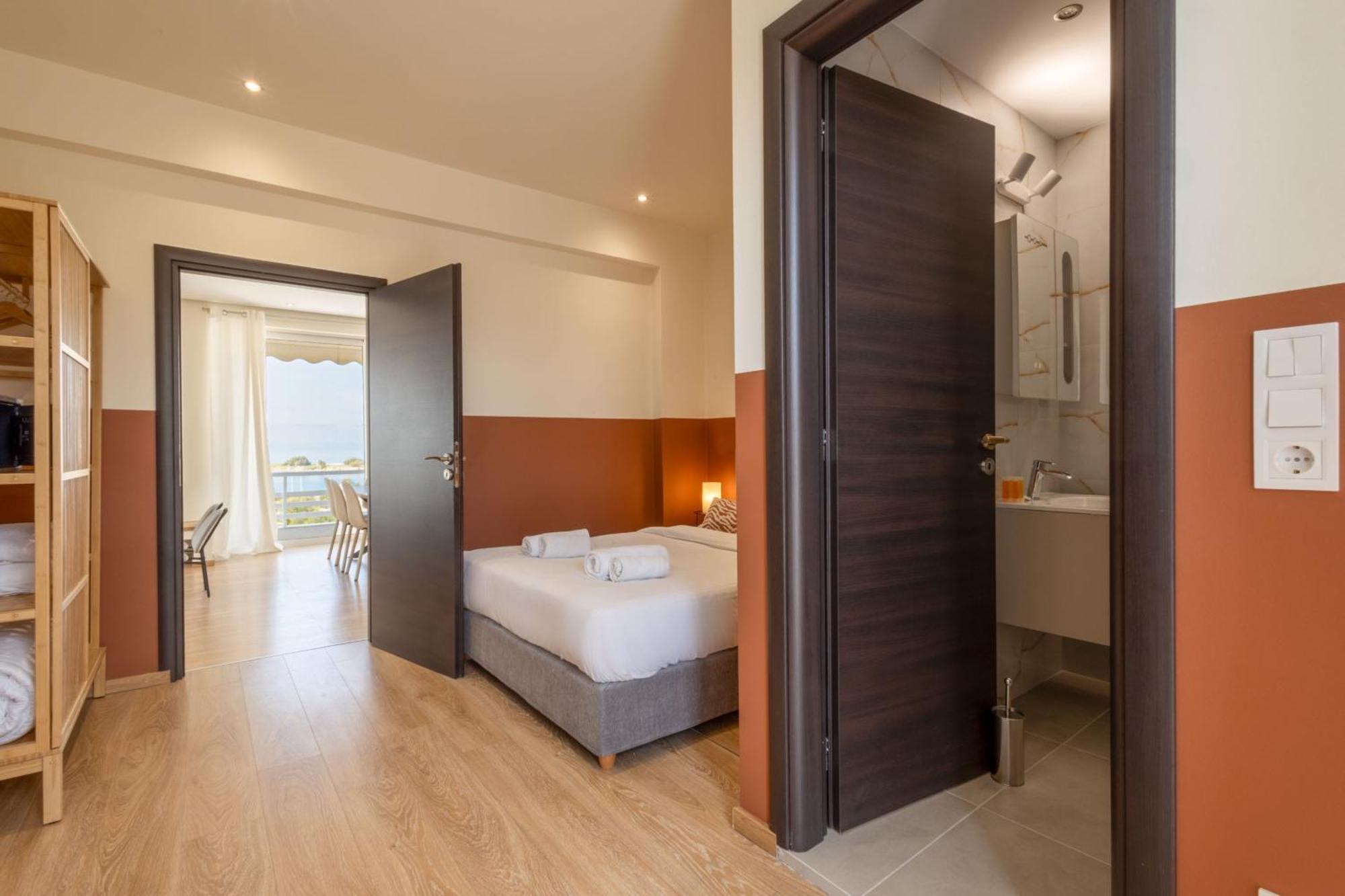 Luxurious 3-Bedroom Seaside Retreat Fully Renovated In 2025 아테네 외부 사진